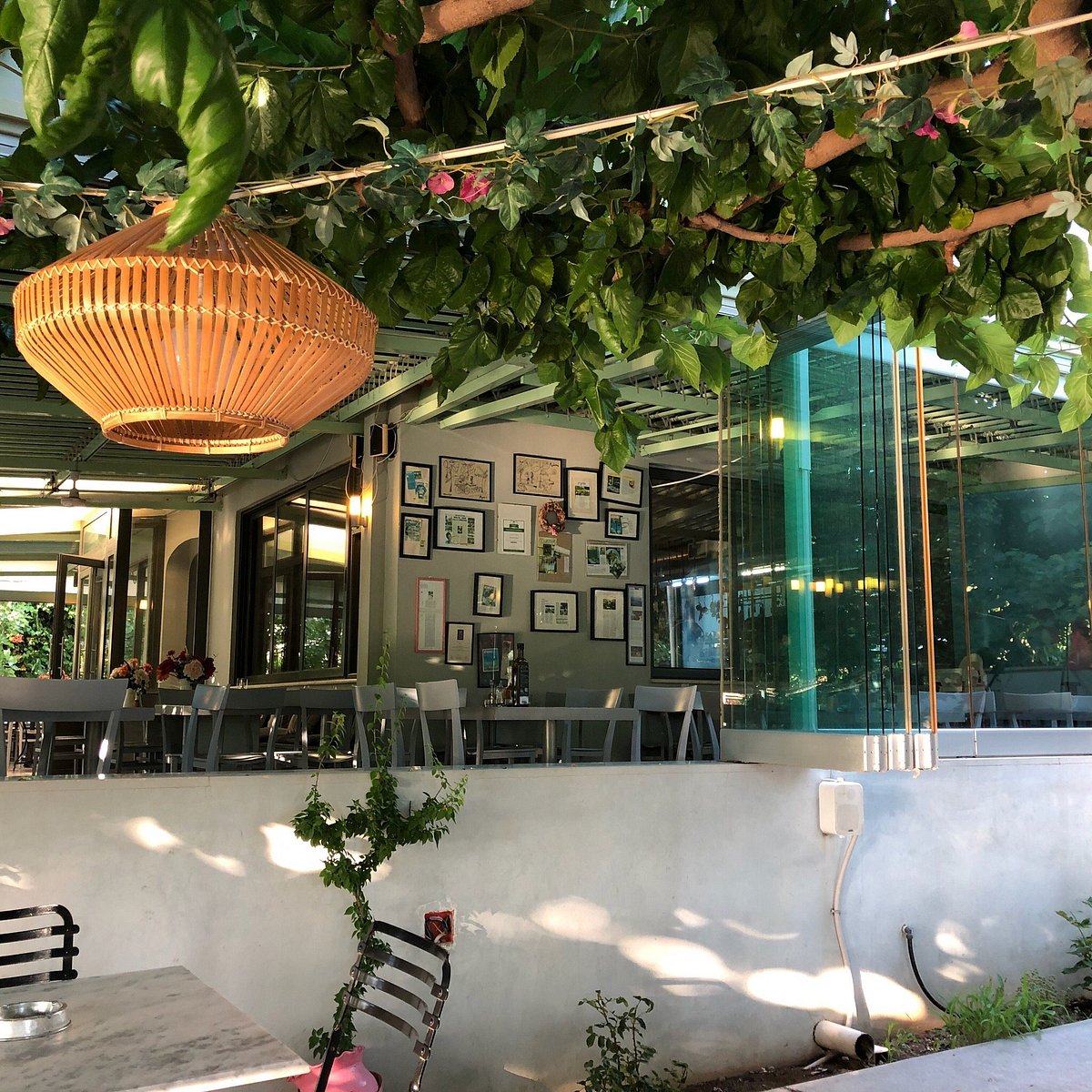 Μαρμάρινα τραπέζια